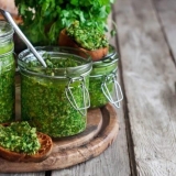 Peršun sa solju za zimnicu u teglama